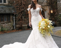 -Bride-wedding-dress-in-front-of-skylands-manner